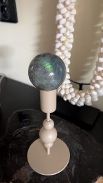 Labradoriet bol met blauwe/roze flash