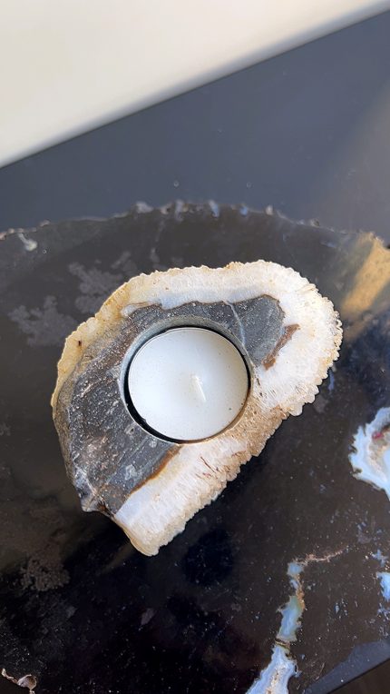 Versteend hout met calciet theelichthouder