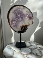 Agaat met amethist op standaard