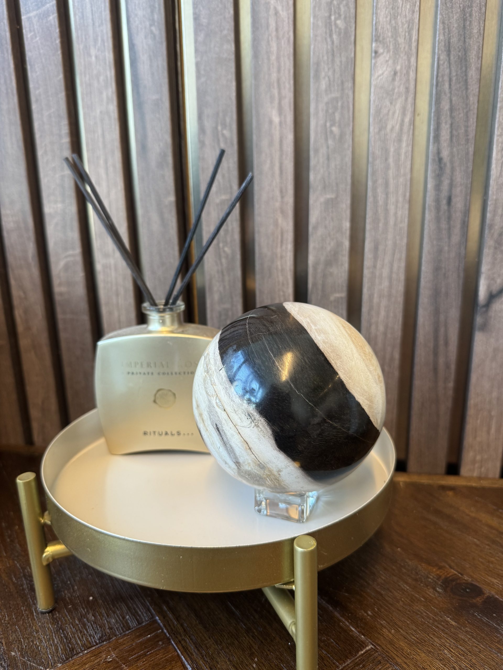 IMG_1990 Versteend hout bol - Afbeelding 1